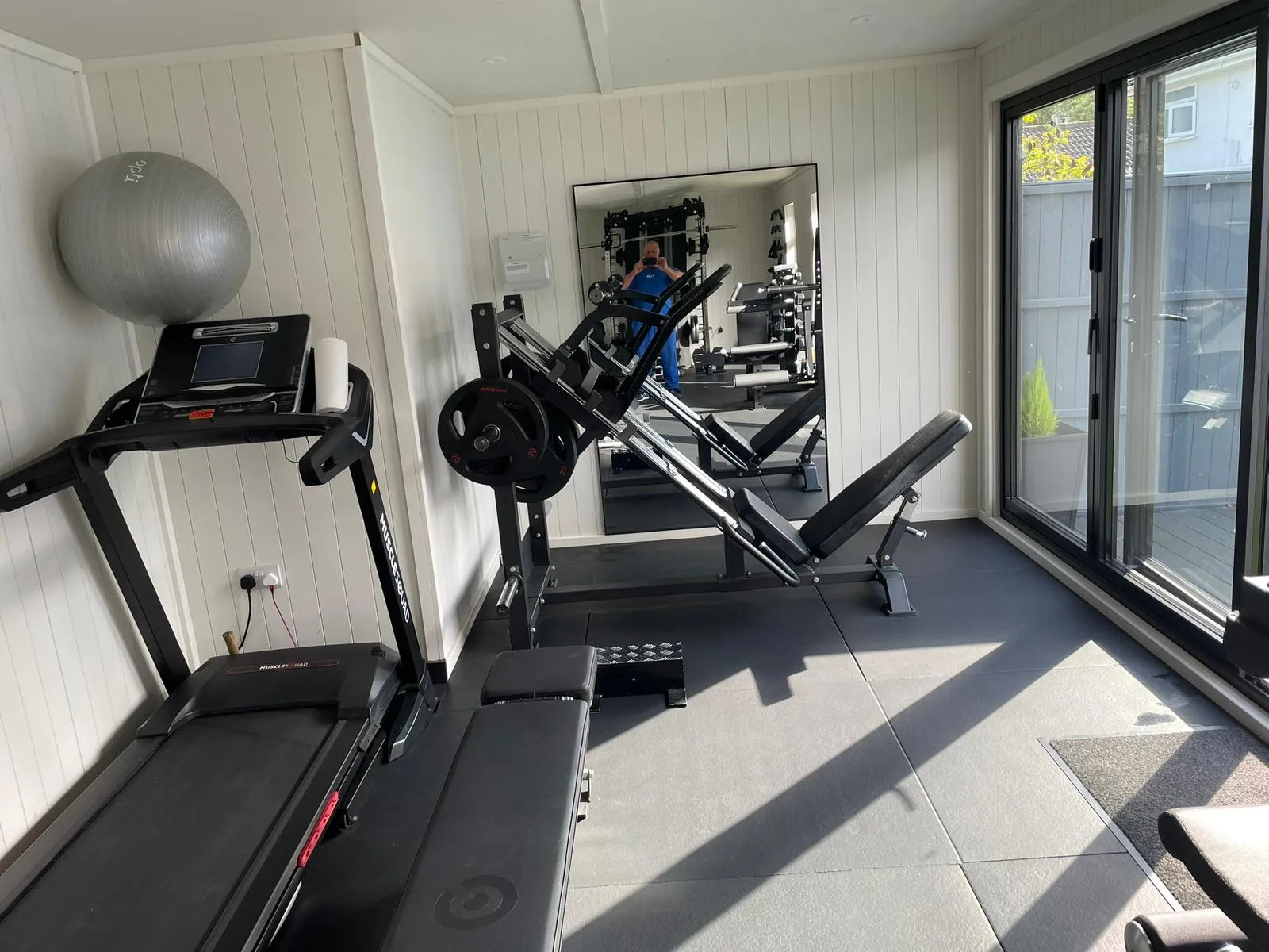 Leg press and cardio machines